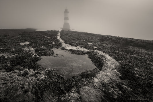 "Curved Light Path" Trwyn Du
