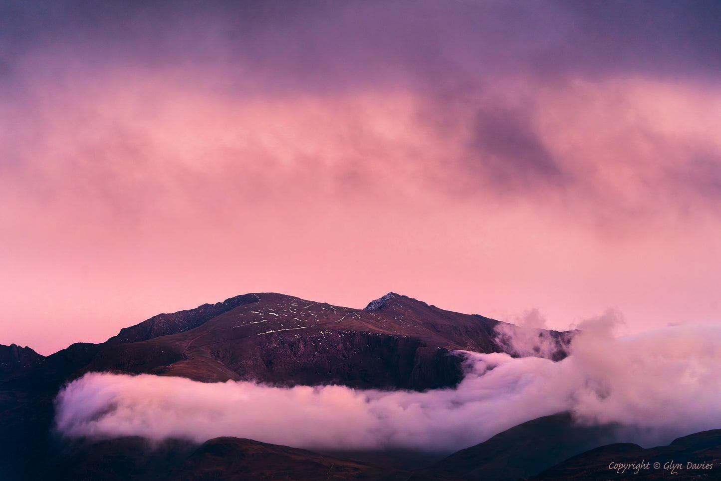 "Mae'r Ddraig yn Cysgu" Yr Wyddfa (The Dragon Sleeps)